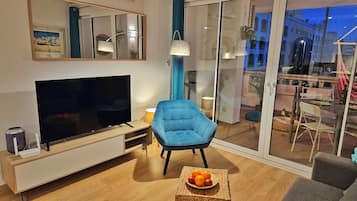 TV, DVD player, books, stereo