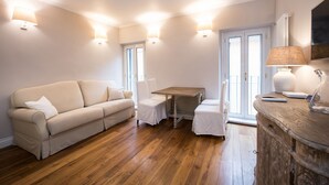 Un salon moderne avec un canapé beige, une table basse en bois et une lampe blanche.