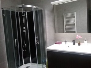 Douche, sèche-cheveux, serviettes fournies, savon