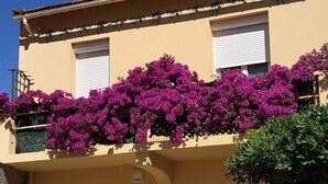 A building with a yellow facade, two white shutters, and a chimney. - Apartment in a small house in the heart of Cagnes-sur-Mer (Cagnes-Sur-Mer)
