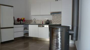 Een koelkast, een microgolfoven, een oven, een kookplaat