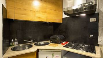 Fridge, microwave, stovetop, coffee/tea maker