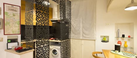 Réfrigérateur, micro-ondes, plaque de cuisson, cafetière/bouilloire