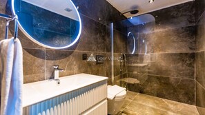 Ducha y bañera combinadas, secador de pelo, bidé y toallas