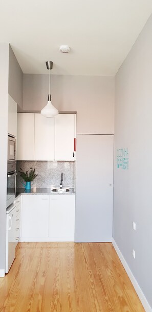 Fridge, microwave, oven, coffee/tea maker