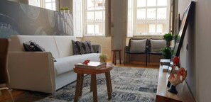 Tv, dvd-spelare, böcker och ett filmbibliotek
