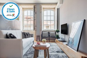 Una televisión, un reproductor de DVD, libros, una videoteca