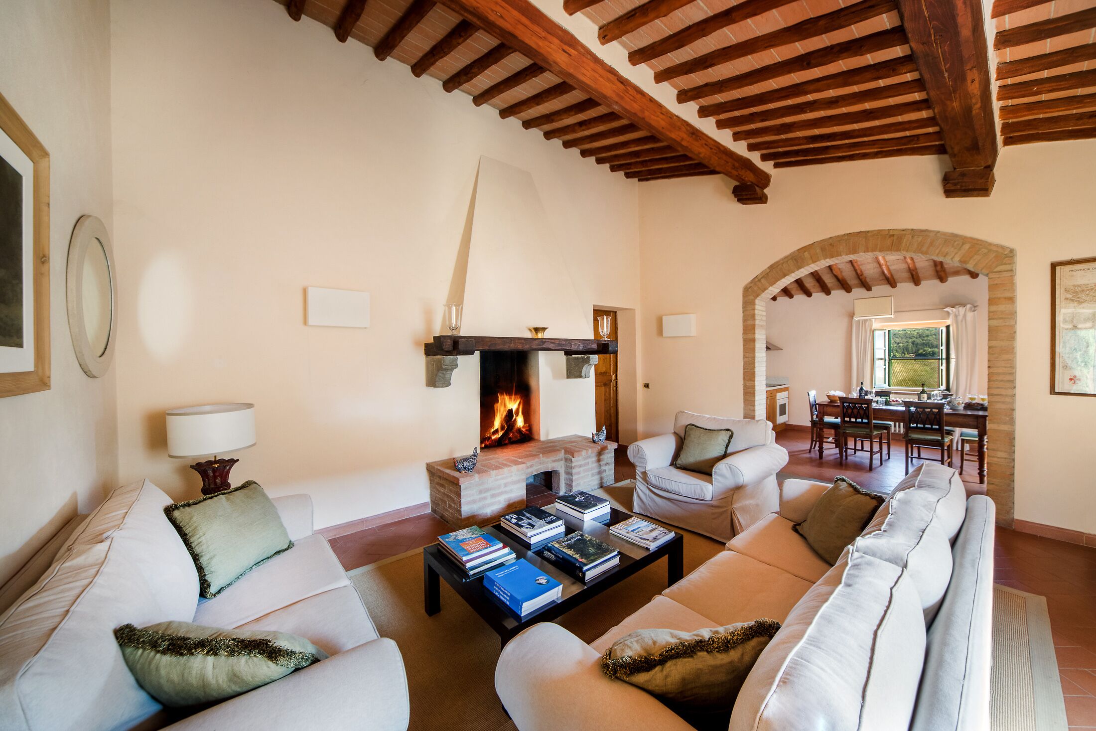 Una televisión, una chimenea, un reproductor de DVD