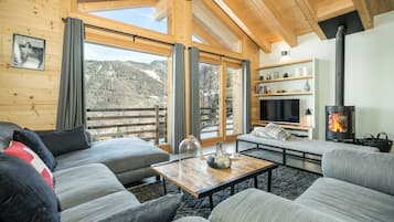 Télévision, cheminée, services de streaming, chaßne hi-fi