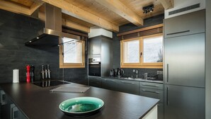 Kaffetrakter/tekoker, kjøleskap, mikrobølgeovn og ovn