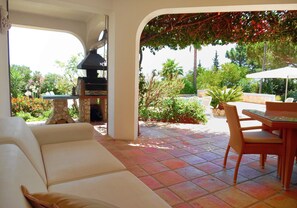 Outdoor dining - Airconditioned villa 2 to 10 people, private swimming pool and lovely ocean view (benagil)