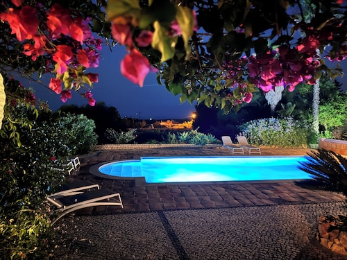 Airconditioned villa 2 to 10 people, private swimming pool and lovely ocean view