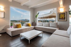 Smart TV, fireplace, DVD player, table tennis