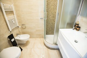 Shower, hair dryer, bidet, towels - St. Peter Station Suite – Central, Quiet & Well Connected (Roma)