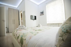 2 chambres, coffres-forts dans les chambres, fer et planche à repasser