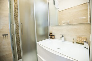 Shower, hair dryer, bidet, towels - St. Peter Station Suite – Central, Quiet & Well Connected (Roma)