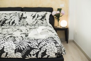 2 bedrooms, in-room safe, iron/ironing board, travel cot - St. Peter Station Suite – Central, Quiet & Well Connected (Roma)