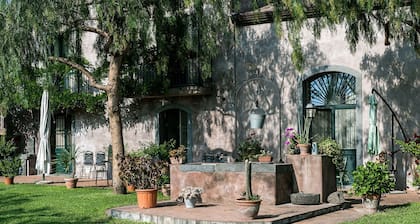 Villa de charme avec piscine, jardin fleuri et vue