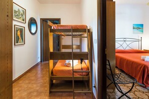 4 bedrooms, iron/ironing board, WiFi, bed sheets