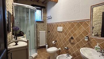 Douche, sĂšche-cheveux, bidet, serviettes fournies