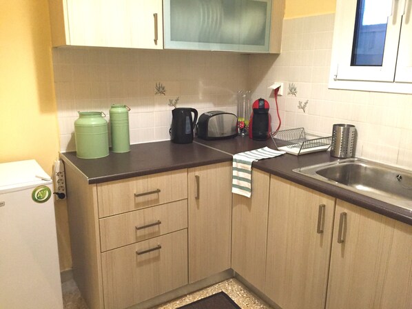 Fridge, oven, stovetop, coffee/tea maker