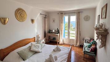 4 bedrooms, in-room safe, desk, iron/ironing board