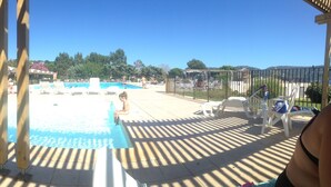 A pool area with sun loungers and a view of the surrounding landscape. - Cosy, quiet villa 150 metres from the sea and swimming pool Tennis included (Porto-Vecchio)
