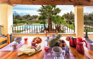 Outdoor dining - Alghero Villa for 8/10 people, with 4 bedrooms, 3 bathrooms, swimming pool and tennis court (Alghero)