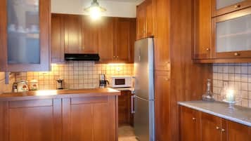 Traditional Ioannis Cottage with Ecological Heated Pool | Yksityinen keittiö | TÀysikokoinen jÀÀkaappi, mikroaaltouuni, uuni, liesi