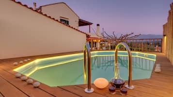 Alberca al aire libre, alberca climatizada y sombrillas en la alberca