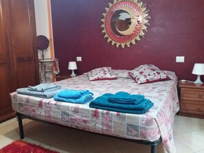 1 bedroom, iron/ironing board, WiFi, bed sheets - GIRASOLI TANY & SIMO, complete and super-equipped house just a few minutes from CHIA (Domus De Maria)