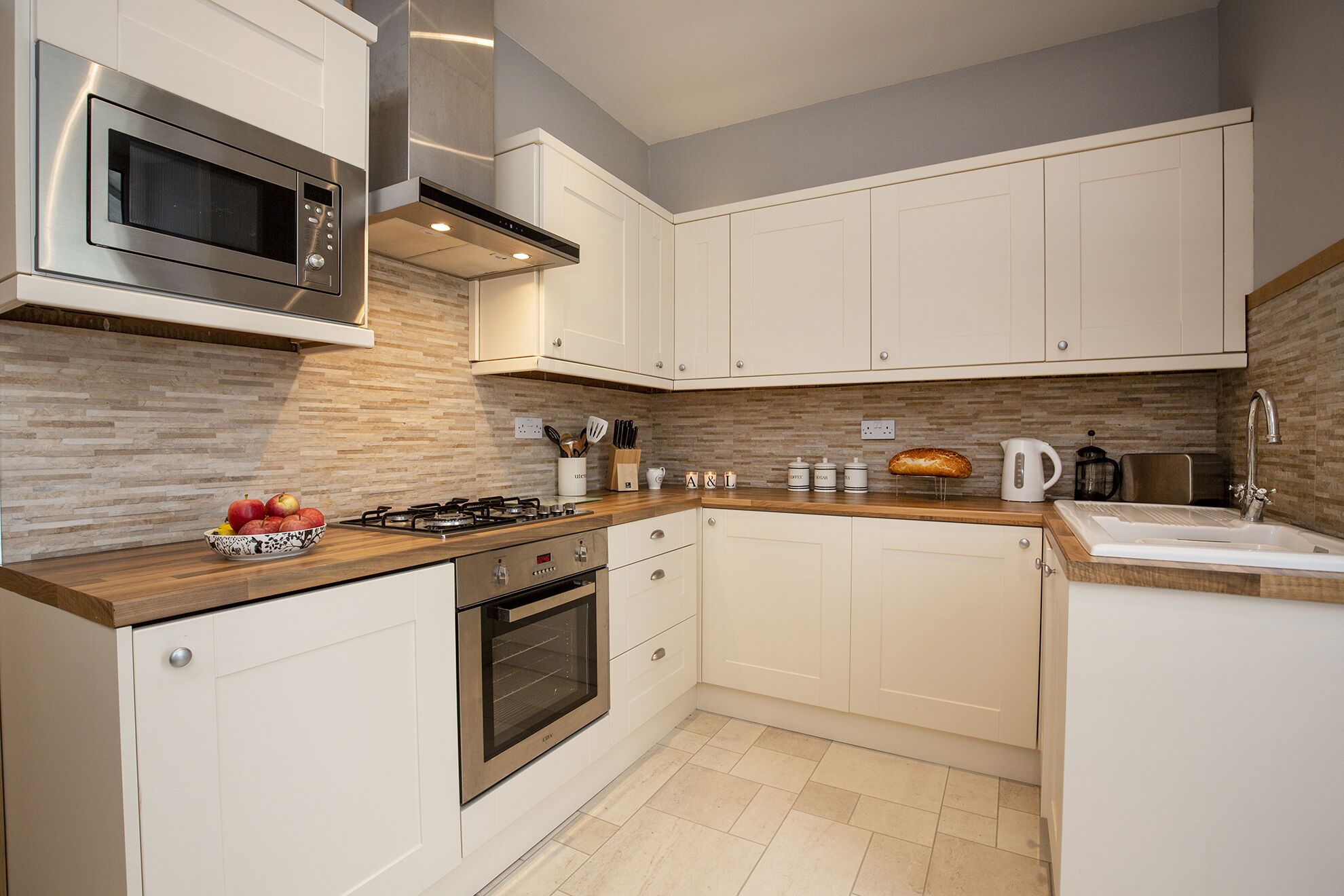 Kühlschrank, Mikrowelle, Ofen, Herdplatte