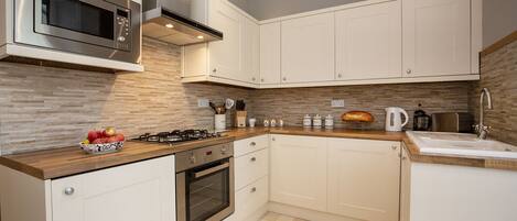 Kühlschrank, Mikrowelle, Ofen, Herdplatte