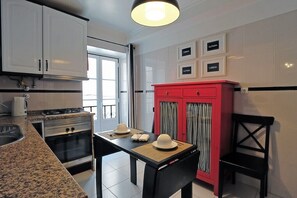 Réfrigérateur, four à micro-ondes, un four, surface de cuisson