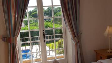 5 chambres, fer et planche à repasser, Wi-Fi, draps fournis