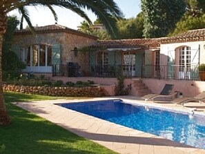 A heated pool - Superb Villa with Private Pool and Sea Views (Sainte-Maxime)