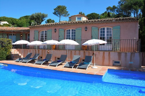 Hervorragende Villa mit Eigenem Pool und Meerblick