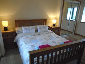 2 bedrooms, iron/ironing board, travel cot, free WiFi