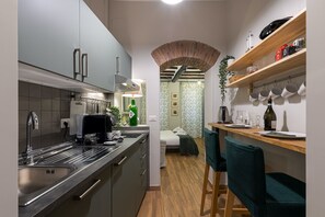 Kühlschrank, Mikrowelle, Herdplatte, Geschirrspüler