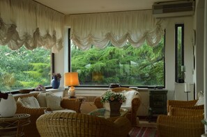 Smart TV, fireplace, DVD player, table tennis