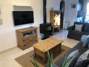 TV, lettore DVD, libri, impianto stereo