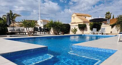 Beautiful Modern Villa, ESP & UK TV, WIFI, Aircon, Private Designer Pool & Golf