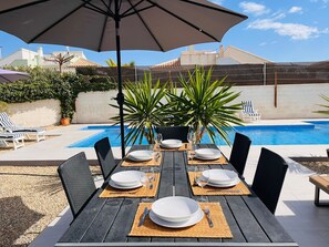 Outdoor dining - Beautiful Modern Villa, ESP & UK TV, WIFI, Aircon, Private Designer Pool & Golf  (Mazarrón)