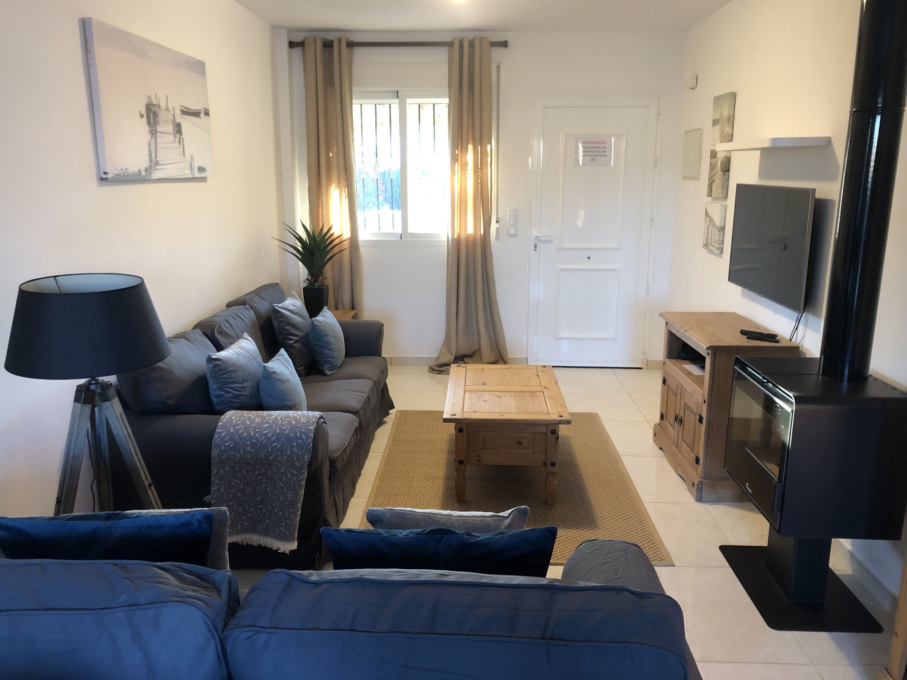 Tv, dvd-afspiller, bøger, stereoanlæg