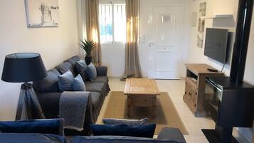 TV, DVD-spiller, bøker og stereoanlegg