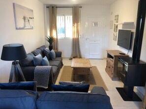 TV, DVD-spiller, bøker og stereoanlegg