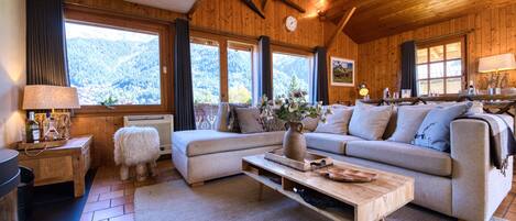 Smart TV, fireplace, DVD player, table football