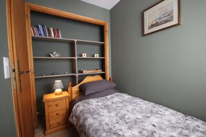 6 Schlafzimmer, Schreibtisch, Bügeleisen/Bügelbrett, WLAN