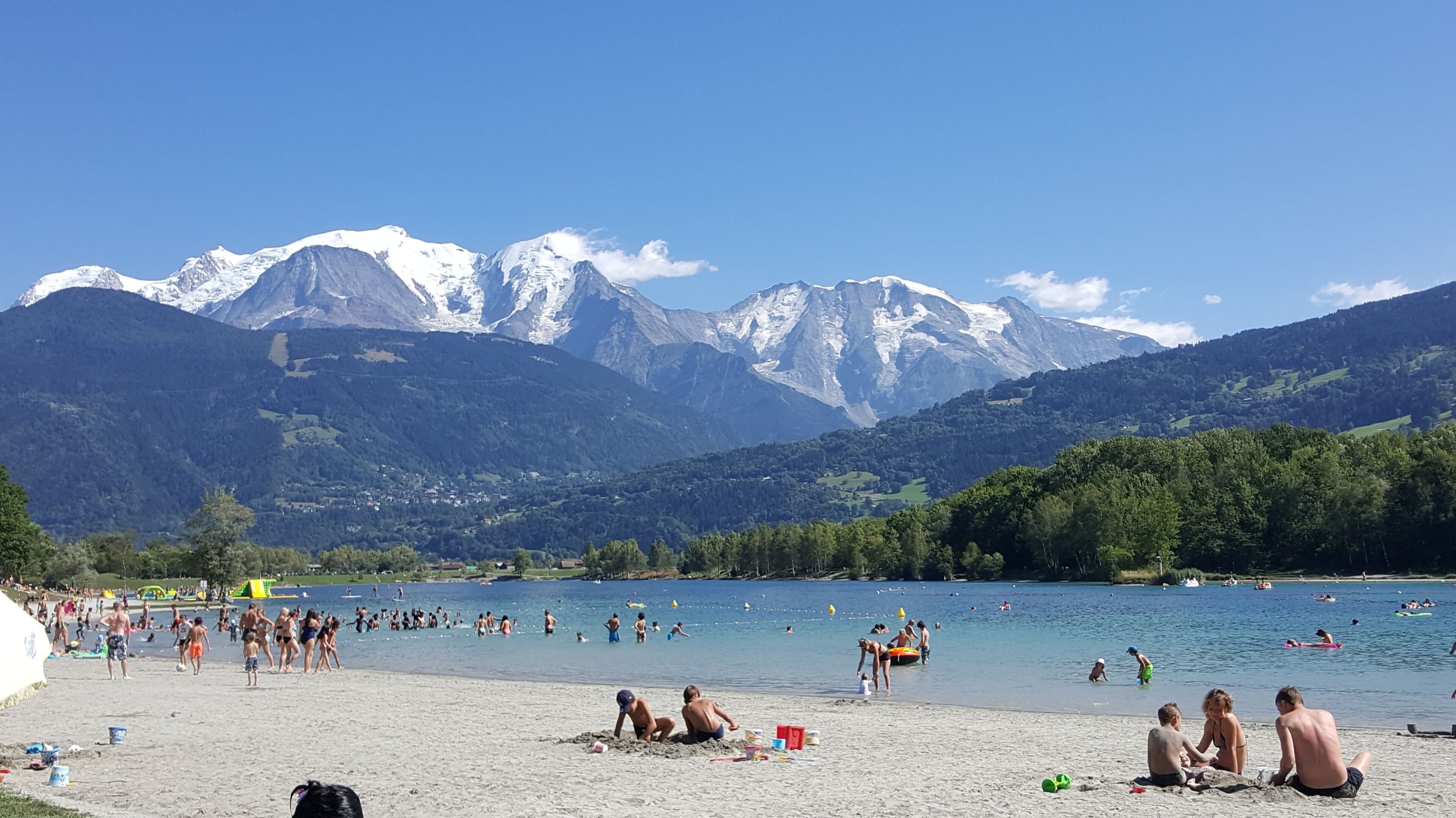 Chaises longues, serviettes de plage