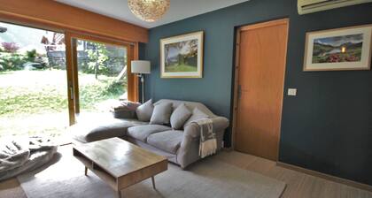 Tranquillité alpine depuis un grand chalet. Jardin ensoleillé avec belles vues.